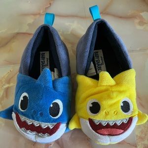Baby shark toddler slippers size 8